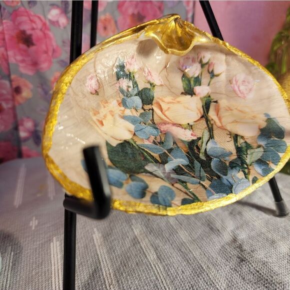 DECOUPAGE CLAM SHELL DECOUPAGE FLOWERS ON A CLAM SHELL TRINKET DISH - Picture 2 of 11